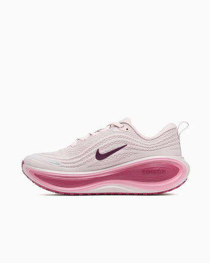 Running Vomero Plus trainers in off white and purple