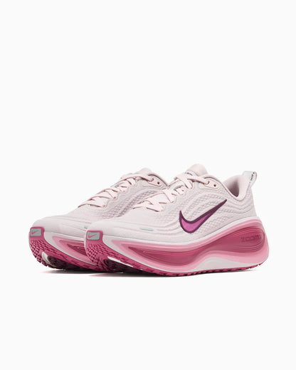 Running Vomero Plus trainers in off white and purple
